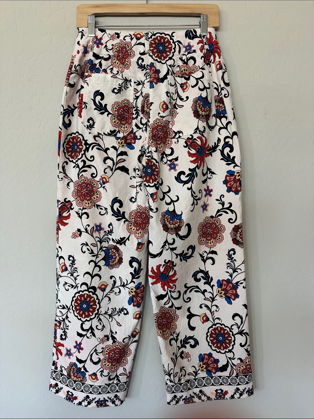 Nicole Miller White Floral Pants with Black, Red & Blue Accents Size 4 - Picture 6 of 8